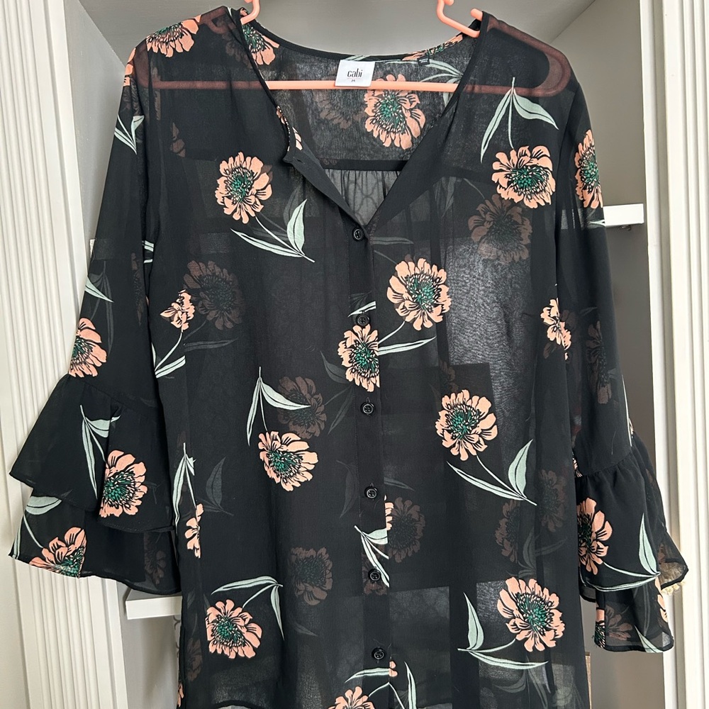 CAbi Gray Blouse with V-Neck and 3/4 Sleeves